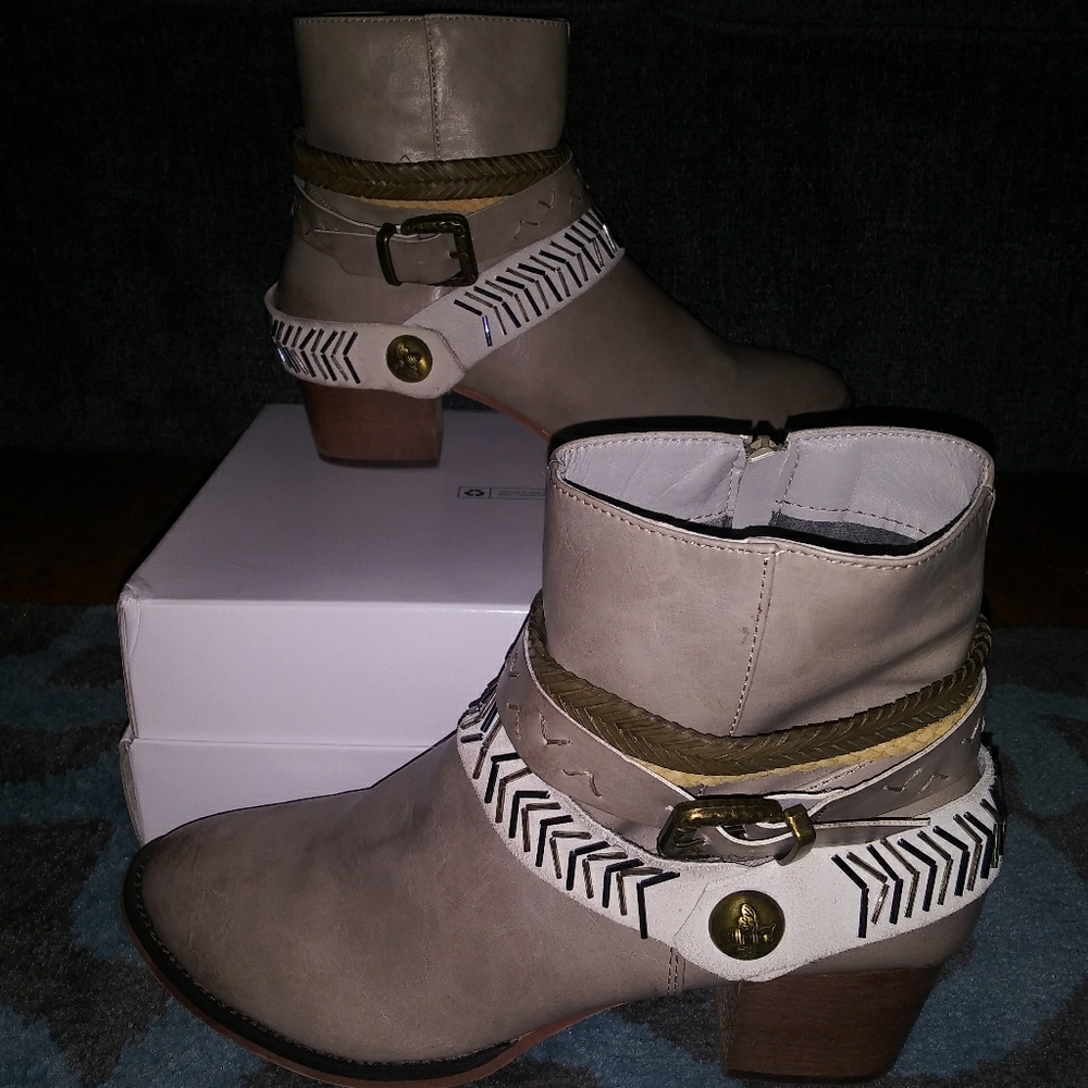 Brand NWOT GC Avanti taupe ankle boot size 9.5